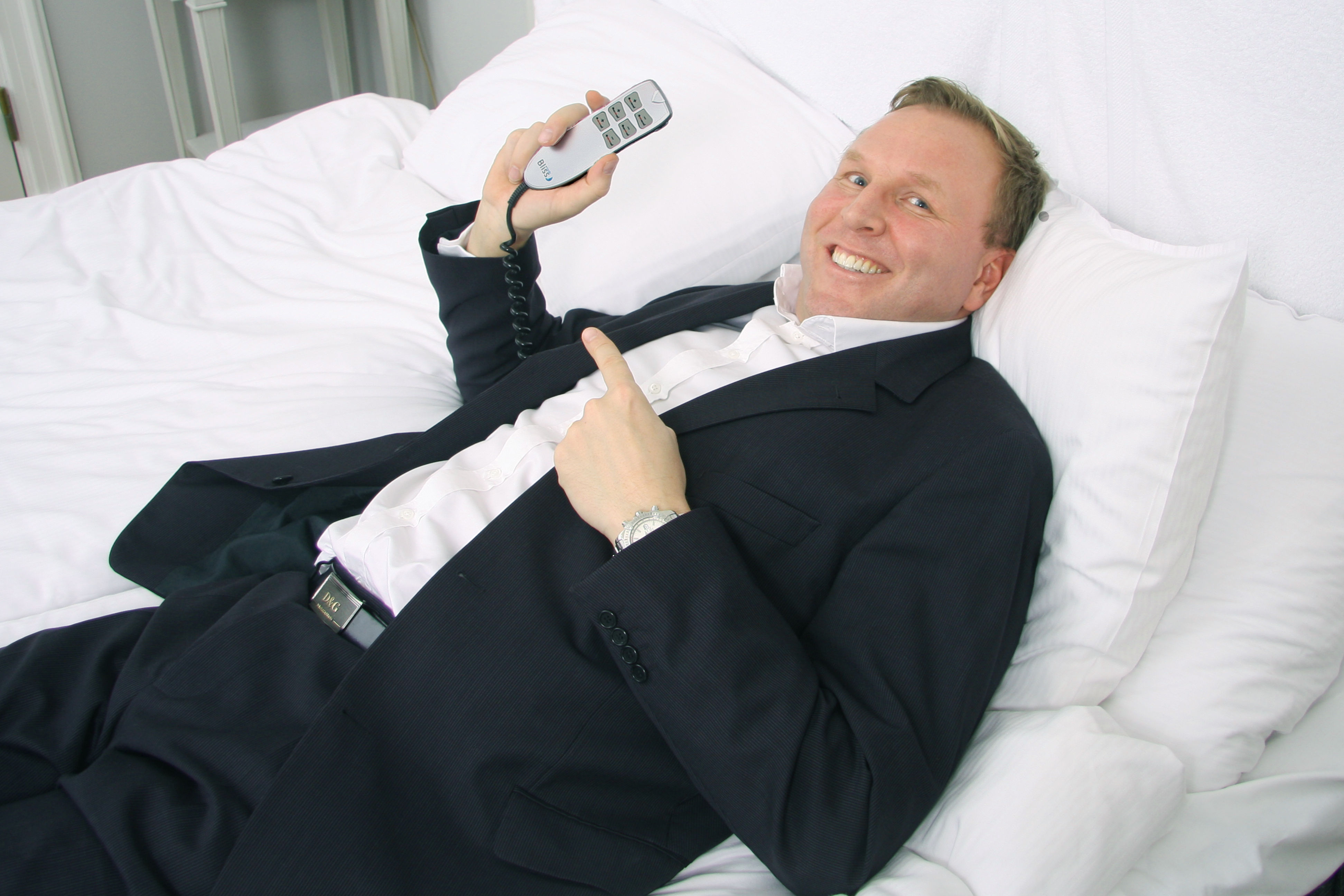 Mattias Sörensen, VD för Bliss Nordic, visar hur sängen Bliss enkelt justeras enligt hotellgästens personliga önskemål med hjälp av fjärrkontroll.
